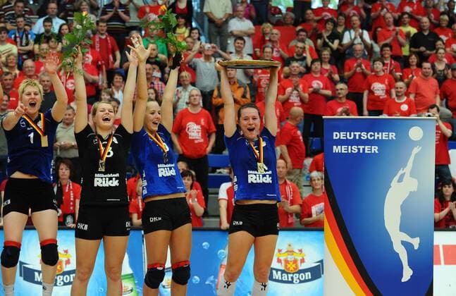 Siegerehrung, Julia Retzlaff (Schwerin) reißt die Meisterschale hoch, Dresdner SC gegen Schweriner SC, Volleyball, 1. Bundesliga Frauen, der Dresdner SC verliert das Finale um die deutsche Meisterschaft, Play-off-Finale Play-off Finale, Margon-Arena Dresden Bodenbacher Straße, DSC, Saison 2010 2011, o0 Siegerehrung Schale Meisterschale Objekte Freude