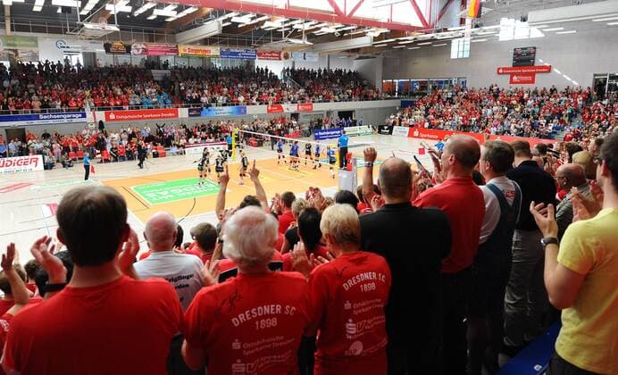 volles Haus, ausverkaufte Halle, volle Tribünen, Dresdner SC gegen Schweriner SC, Volleyball, 1. Bundesliga Frauen, der Dresdner SC verliert das Finale um die deutsche Meisterschaft, Play-off-Finale Play-off Finale, Margon-Arena Dresden Bodenbacher Straße, DSC, Saison 2010 2011, o0 Halle Zuschauerperspektive Perspektive Fan Zuschauer