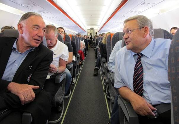 Fussball, Frauen, Saison 2010 2011, Champions League, Turbine Potsdam reiste zwei Tage vor dem Finale nach London an, Trainer Bernd Schröder (l.) und Hauptsponsor Rainer Rabe (ZAL) im Flugzeug zwischen Berlin und London, 24.05. 2011, Sponsor, Werbepartner, Werbung, Wirtschaft