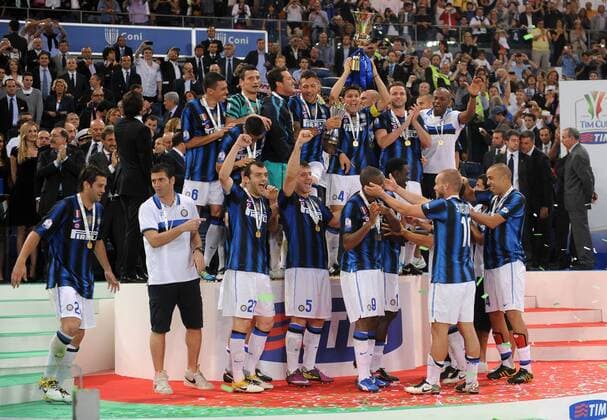 Pokalsieger Inter Mailand - Hi.v.li. Lucio, Luca Castellazzi, Julio Cesar, Marco Materazzi, Javier Zanetti, Giampaolo Pazzini, David Suazo, vorn Cristian Chivu, Paolo Orlandoni, Goran Pandev, Dejan Stankovic, Samuel Eto o, Wesley Sneijder, Houssine Kharja --- Rom, 29 05 2011 - massimoxoliva o0 Siegerehrung, Totale, Pokal, Trophäe, gold Medaille, Goldmedaille, Objekte Siegerehrung