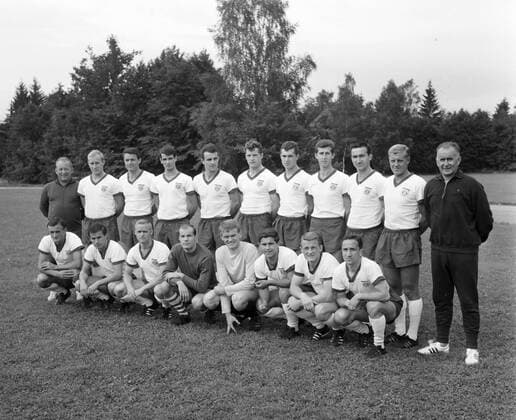 FC Bayern München 1965 ovl; Trainer Zlatko Tschik Cajkovski, Dieter Brenninger, Hans Nowak, Rudi Nafziger ,Adolf Kunstwadl, Dieter Danzberg, Franz Beckenbauer, Rudi Grosser, Rainer Ohlhauser, Karl Borutta, Robert Schwan. unten vl; Anton Vukov, Dieter Koulmann, Karl Schneider, Fritz Kosar, Sepp Maier, Gerd Müller, Werner Olk, Jakob Drescher. o0 Aufnahmedatum geschätzt 1966 1. BL