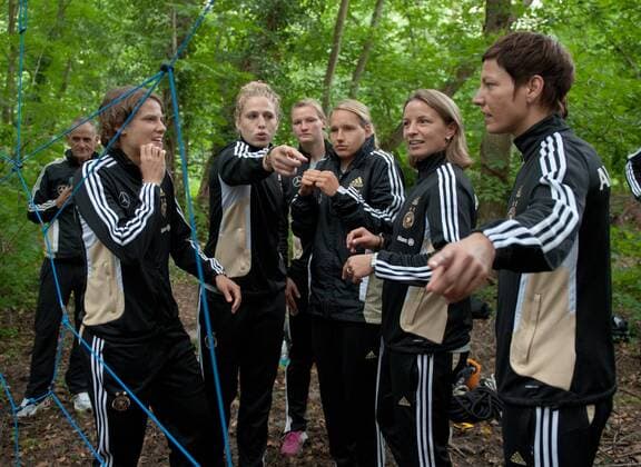 An Stationen müssen die Spielerinnen eine Aufgabe lösen: Hier klettern die Spielerinnen durch ein überdimensionales Spinnennetz - Annike KRAHN, Kim KULIG, Alexandra POPP, Babett PETER, Inka GRINGS und Linda BRESONIK (vl) bei einer Besprechung. Poolfoto: Am heutigen Nachmittag nahmen die deutschen Nationalspielerinnen an einer GPS Challenge, einer Art moderner Schnitzeljagd auf der Scharfenberg Insel in Berlin teil. Fussball Frauen: Vorbericht: Im Vorfeld zur FIFA Frauen-WM 2011 in Deutschland, Berlin, 23.06.2011 Football Soccer: PREPARATION of the FIFA Women s World Cup: As a matter of team building the German women s national footballteam took part in a GPS challenge , Berlin, June 21, 2011. 1 , Tegeler See o0 Ausgleich Ausgleichssport