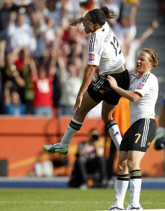 Celia Okoyino da Mbabi, GER, jubelt nach ihrem Treffer zum 2:0, rechts Melanie Behringer, Jubel, Freude, Tor, hoch Deutschland-Kanada, Germay vs Canada, FIFA Womens World Cup 2011, WM, FIFA Frauen-Weltmeisterschaft 2011, Eröffnungsspiel, Spiel Nr. 1 Berlin, 26.6.2011, Olympiastadion DFB