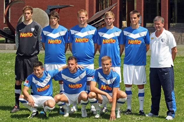 28-06-2011 , Fussball , 2. Bundesliga , Saison 2011-2012 , Offizieller Mannschaftsfoto-Termin des VFL BOCHUM , Trainer Friedhelm Funkel (Bochum , hinten rechts) präsentiert seine Neuzugänge. Hinten von links: Torwart Jonas Ermes , Daniel Ginczek , Lukas Sinkiewicz , Christoph Kramer , Jonas Acquistapace. Vorne von links: Enes Uzun , Denis Berger , Holmar Örn Eyjolfsson.