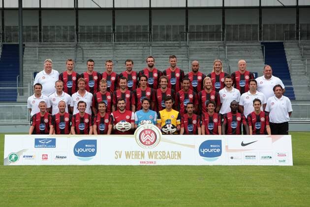 29.06.2011 , 3. Liga , offizieller Fototermin des SV Wehen Wiesbaden zur Saison 2011 2012 , Mannschaftsfoto. Hintere Reihe von links: Dr. Hanns Dietrich Rahn (Mannschaftsarzt) , Pascal Bieler , Markus Mann , Nico Roth , Quido Lanzaat , Steffen Wohlfarth , Thorsten Burkhardt , Orlando Smeekes , Martin Abraham , Alf Mintzel , Michael Zindel (Zeugwart); Mittlere Reihe von links: Gino Lettieri (Trainer) , Miloslav Janovsky (Co-Trainer) , Steffen Vogler (Torwart-Trainer) , Daniel Döringer , Zlatko Janjic , Benjamin Hübner , Thorsten Barg , Aziz Bouhaddouz , Nico Herzig , Nils Döring (Team-Management) , Markus Neu (Physiotherapeut) , Torsten Conradi (Zeugwart); Vorne von links: Marco Christ , Marco Sailer , Nikolas Ledgerwood , Timo Nagy , Markus Kolke , Michael Gurski , Stephan Marinovic , Milad Salem , Sven Schimmel , Addy Waku Menga , Panagiotis Triadis.