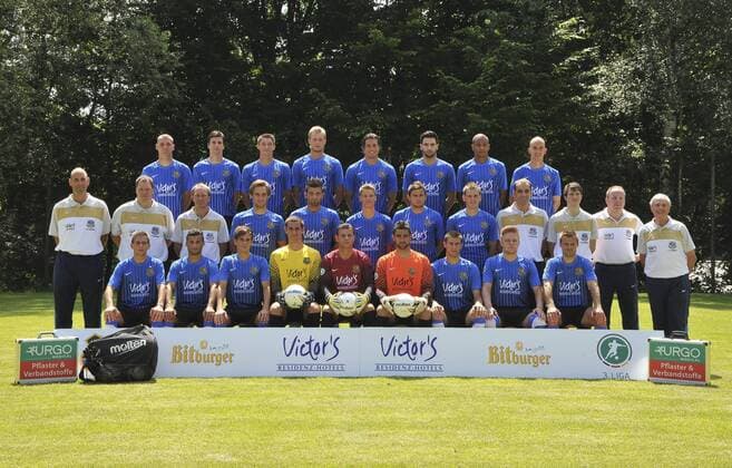 Mannschaftsshooting beim 1. FC Saarbrücken auf dem Trainingsplatz in Saarbrücken am Dienstag (05.06.2011). Im Bild: Hintere Reihe (v. l.) Markus Fuchs, Tim Kruse, Markus Pazurek, Kai Gehring, Marius Laux, Giuseppe Pisano, Marc Lerandy und Stephan Sieger. Mittlere Reihe (v. l.) Heinz Böhmann (Torwarttrainer), Andreas Fellhauer (Co-Trainer), Jürgen Luginger (Cheftrainer), Christian Eggert, Ufuk Özbek, Johannes Wurtz, Marcel Ziemer, Lukas Kohler, Paulo de Palma (Physiotherapeut), Michael Sulzmann (Athletiktrainer), Rüdiger Schmidt (Zeugwart) und Helmut Schwan (Dopingbeauftragter). Untere Reihe (v. l.) Sven Sökler, Abdul Kizmaz, Manuel Stiefler, Maximilian Böhmann, Enver Marina, Andy Hubert, Yannick Bach, Alexander Otto und Martin Forkel.