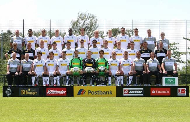 Fussball, Fototermin zur Bundesliga-Saison 2011 2012: Bor. Mönchengladbach: Obere Reihe v.li.: Athletik-Trainer Christian Weigl, Dante Bonfim, Bamba Anderson, Michael Bradley, Mohamadou Idrissou, Roel Brouwers, Tobias Levels, Marco Reus, Martin Stranzl, Roman Neustädter, Mannschaftsarzt Dr. Stefan Hertl, Mannschaftsarzt Dr. Heribert Ditzel. Mittlere Reihe v.li.: Trainer Lucien Favre, Co-Trainer Frank Geideck, Mike Hanke, Mathew Leckie, Raul Bobadilla, Havard Nordtveit, Igor de Camargo, Thorben Marx, Oscar Wendt, Patrick Herrmann, Torwart-Trainer Uwe Kamps, Co-Trainer Manfred Stefes. Untere Reihe v.li.: Betreuer Rolf Hülswitt, Zeugwart Markus Breuer, Matthias Zimmermann, Julian Korb, Lukas Rupp, Christofer Heimeroth, Marc-Andre ter Stegen, Janis Blaswich, Tony Jantschke, Filip Daems, Physiotherapeut Andreas Bluhm, Physiotherapeut Dirk Müller, Physiotherapeut Adam Szordykowski.