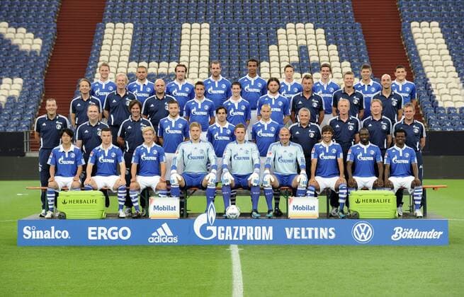 09-07-2011, Fussball, 1. Bundesliga, Saison 2011-2012, - Mannschaftsbild FC Schalke 04, Hintere Reihe v.li. Benedikt Höwedes. Edu, Christian Fuchs, Christoph Metzelder, Joel Matip, Julian Draxler, Christoph Moritz, Klaas-Jan Huntelaar und Kyriakos Papadopoulos. 3. Reihe v.li. Dr. Thorsten Rarreck, Physiotherapeut Egil Eliassen, Busfahrer Lars Laser, Mario Gavranovic, Sergio Escudero, Tim Hoogland, Torwarttrainer Bernd Dreher, Rehatrainer Markus Zetlmeisl, Fitnesstrainer Ruwen Faller. 2. Reihe v.li. Zeugwart Enrico Heil, Physiotherapeut Holger Genius, Physiotherapeut Matthias Fischer, Marco Höger, Jurado, Peer Kluge, Team Betreuer Reiner Kübler, Co-Trainer Seppo Eichkorn, Co-Trainer Markus Gisdol und Trainer Ralf Rangnick (Schalke 04). Vordere Reihe v.li. Atsuto Uchida, Alexander Baumjohann, Lewis Holtby, Torhüter Lars Unnerstall, Torhüter Ralf