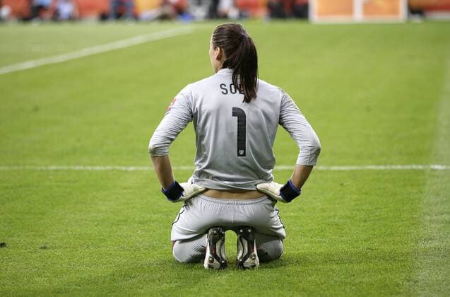 Hope Solo, Torfrau USA, kniet vor dem Elfmeterschießen auf dem Boden, , Rückansicht, Anspannung, Konzentration, Brasilien-USA, Brazil vs United States of America, FIFA Womens World Cup 2011, WM, FIFA Frauen-Weltmeisterschaft 2011, Viertelfinale, Quarter Final, Spiel Nr. 28 Dresden, 10.7.2011, Rudolf-Harbig-Stadion, Ergebnis 3:5 im Elfmeterschießen