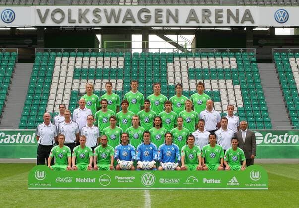 erste Reihe von links: Peter Pekarik, Patrick Ochs, Ashkan Dejagah, Andre Lenz, Torwart Diego Benaglio, Torwart Marwin Hitz, Marcel Schaefer Schäfer, Makoto Hasebe, Josue zweite Reihe von links: Heribert Rüttger (Zeugwart), Manfred Kroß Kross (Masseur), Oliver Mutschler (Reha-Trainer), Patrick Helmes, Thomas Kahlenberg, Tuncay Sanli, Jan Polak, Werner Leuthard (Konditionstrainer), Bernd Hollerbach (Co-Trainer), Felix Magath (Chef-Trainer) dritte Reihe von links: Michele Putaro, Jörg Drill (Masseur), Arne Friedrich, Ja-Cheol Koo, Tolga Cigerci, Mateusz Klich, Michael Schulze, Andreas Hilfiker (Torwarttrainer), Pierre Littbarski (Co-Trainer) vierte Reihe von links: Simon Kjaer, Bjarne Thoelke, Alexander Madlung, Kevin Scheidhauer, Srdjan Lakic, Mario Mandzukic 12.07.2011 VfL Wolfsburg Fußball Fussball Volkswagen Arena Mannschaftsfoto Teamfoto Herren DFL
