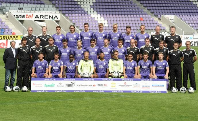 12.07.2011,Fussball, 3. LIGA, Saison 2011 2012, OSNATEL ARENA, Osnabrück Fototermin VfL Osnabrück 2011 2012 Mannschaftsfoto, Mannschaftsbild, Teamfoto Obere Reihe, v.L: Mannschaftsarzt Dr. Werner Wilm, Osteopath Björn Ernst, Niels Hansen, Jan Tauer, Jan Mauersberger, Gerrit Wegkamp, Claus Costa, Daniel von der Bracke, Timo Beermann, Mannschaftsarzt Dr. Peter Ettinger, Mannschaftsarzt Thomas Herzig Mittlere Reihe, v.L: Sportdirektor Lothar Gans, Trainer Uwe Fuchs, Co-Trainer Alexander Ukrow, Co-Trainer Rolf Meyer, Andreas Glockner, Kevin Hampl, Stephan Salger, Martin Hudec, Nils Fischer, Fitness-Trainer Oliver Schuppien, Physiotherapeut Thomas Egbers, Physiotherapeut Günter Schröder, Teammanager Thomas Reichenberger, Assistenz Trainerteam Joe Enochs Vordere Reihe, v.L: Michael Gardawski, Marco Neppe, Paddy John, Manuel Riemann, Fouad Idabdelhay, Nils Zumbeel, Daniel Latkowski, Chr