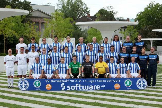 14.07.2011, Fußball, 3.Liga, Offizieller Fototermin des SV Darmstadt 98 zur Saison 2011 2012. Mannschaftsfoto. Mannschaftsfoto. Hintere Reihe von links: Torwarttrainer Jan Hofmann; Rudi Hübner, Matthias Heckenberger; Danny Latza, Julian Ratei, Jonas Grüter, Uwe Hesse, Burak Bilgin, Christopher Hübner, Betreuer Utz Pfeiffer, Betreuer Michael Mark; Mittlere Reihe von Links: Co-Trainer Thomas Zampach, Cheftrainer Kosta Runjaic, Co-Trainer Tuncay Nadaroglu, Preston Zimmerman, Christian Beisel, Oliver Heil, Markus Brüdigam, Cem Islamoglu, Andreas Gaebler, Marcus Steegmann, Betreuer Helmut Koch, Dr. Ingo Schwinnen, Dr. Klaus Pöttgen, Physiotherapeut Dirk Schmitt; Vordere Reihe von links: Fouad Brighache, Henry Onwuzuruike, Niko Mladenovic, David Salfeld, Jan Zimmermann, Joel Samake, Benjamin Baier, Daniele Toch, Burak Bilgin.
