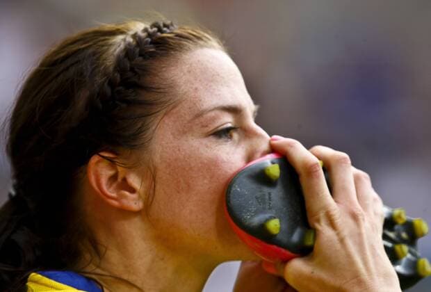 Lotta Schelin SWE Nr. 8 jubelt nach dem Tor zum 0-1 küsst ihren Schuh, witzig, kurios, außergewöhnlich, unnormal, spass, spassig, joke, FRANKREICH - SCHWEDEN ( : ) Spiel um Platz 3 der FIFA Fussball WM Weltmeisterschaft 2011 Damen, Frauen, o0 Komik Objekte Fußballschuh