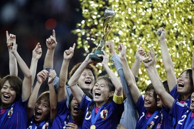 Homare Sawa, Japan, mitte, jubelt nach dem Sieg bei der Siegerehrung mit dem Pokal zusammen mit der Mannschaft, Jubel, Freude, Sieg, Mannschaft, Pokal, Japan-USA 3:1 i.E., , FIFA Womens World Cup 2011, 5:3 nach Elfmeterschießen WM, FIFA Frauen-Weltmeisterschaft 2011, Finale, final, Spiel Nr. 32, Frankfurt Main, 17.7.2011 o0 Siegerehrung Pokal Trophäe Objekte Sieg Weltmeister