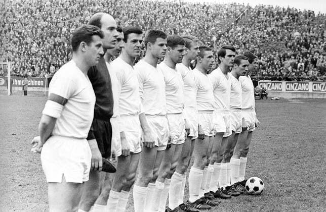 Mannschaftsvorstellung 1. FC Köln, v.li.: Hans Schäfer, Torwart Fritz Ewert, Hans Sturm, Leo Wilden, Matthias Hemmersbach, Wolfgang Weber, Karl Heinz Thielen, Fritz Pott, Wolfgang Overath, Heinz Hornig und Anton Regh Aktion Totale Mannschaftsbild Karlheinz