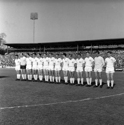 Mannschaftsvorstellung 1. FC Köln, v.li.: Hans Schäfer, Torwart Fritz Ewert, Hans Sturm, Leo Wilden, Helmut Benthaus, Christian Müller, Karl Heinz Thielen, Fritz Pott, Wolfgang Overath, Heinz Hornig, Anton Regh und die Ersatzspieler Matthias Hemmersbach, Torwart Toni Schumacher und Wolfgang Weber Mannschaftsfoto Totale Kader