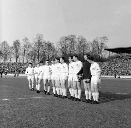 Mannschaftsvorstellung 1. FC Köln, v.re.: Hans Schäfer, Torwart Toni Schumacher, Hans Sturm, Leo Wilden, Helmut Benthaus, Wolfgang Weber, Karl Heinz Thielen, Fritz Pott, Wolfgang Overath, Heinz Hornig, Anton Regh Mannschaftsfoto Totale