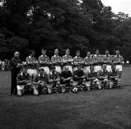 Kader 1. FC Köln 1963 1964, hi.v.li.: Trainer Georg Knöpfle, Wolfgang Overath, Matthias Hemmersbach, Karl Heinz Thielen, Christian Müller, Hans Schäfer, Heinz Hornig, Leo Wilden, Hans Sturm, Helmut Benthaus, vorn: Jürgen Rumor, Wolfgang Weber, Toni Regh, die Torhüter Fritz Ewert und Anton Toni Schumacher, Georg Stollenwerk, Karl Heinz Ripkens, Fritz Pott Präsentation, Pressetermin, Kader Mannschaftsfoto Totale