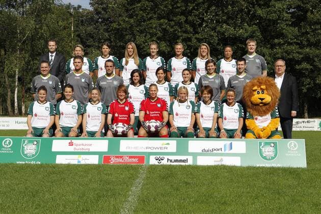 Fototermin FCR Duisburg Saison 2011 - 2012 - Das Aufgebot des FCR Duisburg , ovl, Thomas Hückels ( Vorstand), Barbara Müller, Annike Krahn, Nina Windmüller, Simone Laudehr, Alexandra Popp, Luisa Wensing, Inka Grings, Stefan Wilken (Mannschaftsbetreuer) . mitte vl, Marco Ketelaer (Cheftrainer), Mike Schmalenberg (Co Trainer), Andreas Kontra (TW Trainer), Dolores Silva, Marina Himmighofen, Laura Neboli, Cathrin Junker (Physth.), Simon Fuierer (Physth.), Dr. Claus Petsch (Mannschaftsarzt), unten vl, Gülhiye Cengiz, Jennifer Oster, Jackie Noelle Groenen, Meike Kemper, Christina Bellinghoven , Mandy Islacker, Kozue Ando, Stefanie Weichelt und Maskottchen Löwinha Es fehlen Linda Bresonik und Anke Preuß.