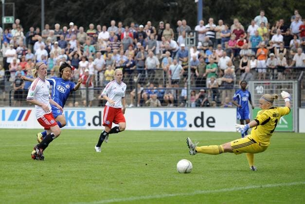 Yuki Nagasato (2.v.l., Potsdam) erzielt das Tor zum 2:0 gegen Torfrau Bianca Weech (re., HSV), 1.FFC Turbine Potsdam - Hamburger SV (HSV), Fußball, Frauen, Bundesliga, Saison 2011 2012, Potsdam, 21.08.2011, o0 Hamburg Werbebande, Bande, Sponsor Werbung Wirtschaft Schriftzug DKB de