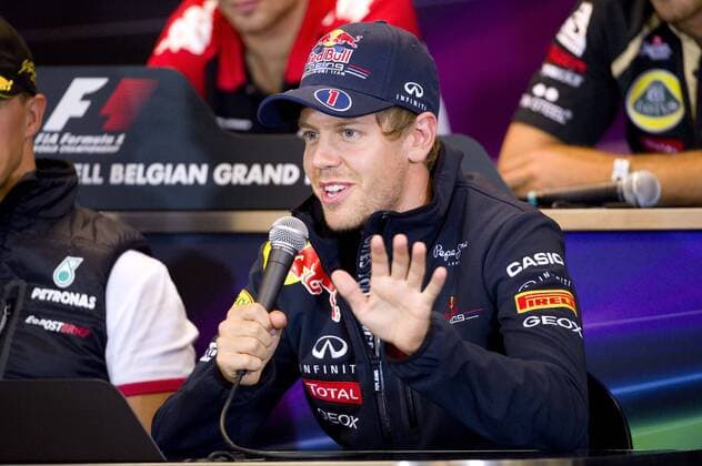 Sebastian VETTEL (GER), Red Bull Racing, während der Pressekonferenz, Gestik, Geste, Mikrofon, Mikro, spricht, sprechend, halbe Figur, Halbfigur, Zivil, zivile Kleidung, privat, Strassenbekleidung, private, Pressekonferenz am 25.08.2011 Formel 1, Grosser Preis von Belgien in Spa Francorchamps