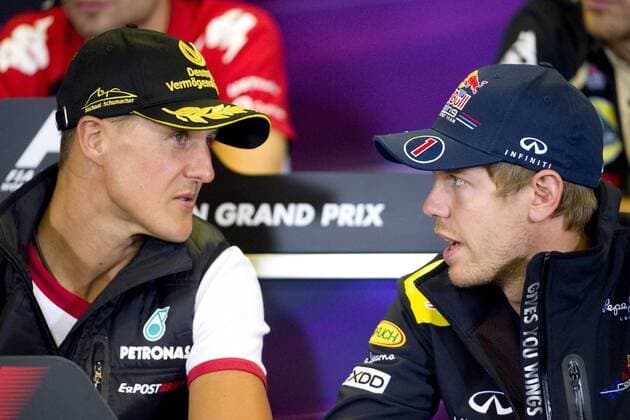 Michael SCHUMACHER (li., GER),Mercedes GP Petronas, und Sebastian VETTEL (GER), Red Bull Racing, reden miteinander, sprechen, spricht, Unterhaltung, unterhalten sich, Brustbild, Querformat, Zivil, zivile Kleidung, privat, Strassenbekleidung, private, Pressekonferenz am 25.08.2011 Formel 1, Grosser Preis von Belgien in Spa Francorchamps