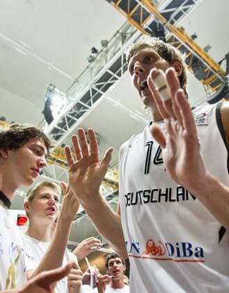 NBA Superstar Dirk NOWITZKI, GER Fans, Fussballfans, supporters, spectators, Zuschauer Jubel, Freude, Emotionen, Feiern, Lachen, jubelt, freuen , Geste Deutschland - Mazedonien Basketball Nationalmannschaft Herren Freundschaftsspiel, , Vorbereitung EM 2011 in München, Deutschland am 26.08.2011