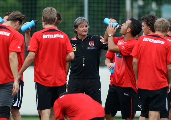 FUSSBALL- EURO 2012 Quali, GER vs AUT, AUT vs TUR, Training BAD TATZMANNSDORF,AUSTRIA,30.AUG.11 - FUSSBALL - UEFA Europameisterschaft 2012, Qualifikation, ÖFB Länderspiel, Deutschland vs Österreich, Österreich vs Türkei, Vorberichte, Training Nationalteam AUT. Bild zeigt Teamchef Dietmar Constantini (AUT) mit der Mannschaft.