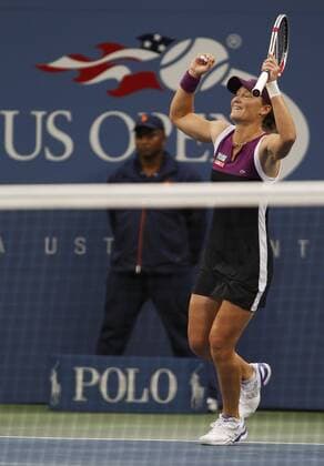 US Open 2011, USTA Billie Jean King National Tennis Center, Flushing Meadows, New York, ITF Grand Slam Tennis Tournament . Damen Finale, Samantha Stosur (AUS) jubelt vor dem US Open Logo,Jubel, Emotion, Matchball,Einzelbild,Ganzkoerper,Hochformat,