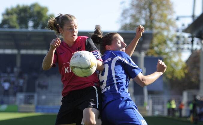 Linda Dallmann (li., Essen) und Antonia Göransson (re., Pot), 1.FFC Turbine Potsdam - SG Essen Schönebeck, Fußball, Frauen, Bundesliga, Saison 2011 2012, Potsdam, 02.10.2011,