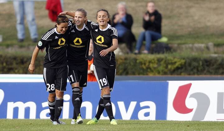 Fussball, UEFA Women s Champions League, Sechzehntelfinale, Rückspiel, 1. FFC Frankfurt (GER) vs. Stabaek FK Fotball (NOR), Jubel bei Sandra Smisek (1. FFC Frankfurt, L), Ana-Maria Crnogorcevic (1. FFC Frankfurt, M), Fatmire Bajramaj (1. FFC Frankfurt, R)