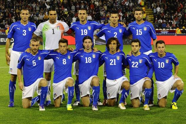 Belgrad, 07.10.2011 - UEFA EURO Quali 2011 - Mannschaftsfoto Italien, hi.v.li.: Giorgio Chiellini, Gianluigi Buffon, Leonardo Bonucci, Christian Maggio, Andrea Barzagli, vorn: Daniele De Rossi, Claudio Marchisio, Riccardo Montolivo, Andrea Pirlo, Giuseppe Rossi und Antonio Cassano -