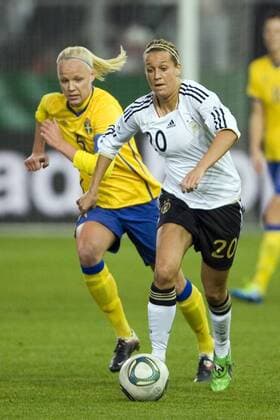 Deutschland, Hamburg,Millerntor-Stadion, Fussball, Frauen, Nationalmannschaft,Freundschaftsspiel, Saison 2011 2012, Deutschland - Schweden ,Lena Goeßling (GER),Caroline Seger (SWE) DFB