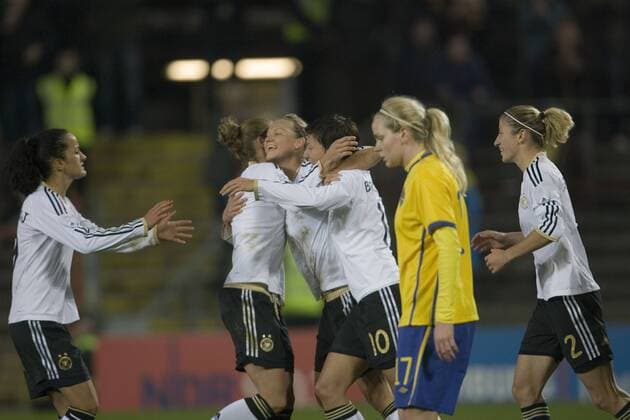 Deutschland, Hamburg,Millerntor-Stadion, Fussball, Frauen, Nationalmannschaft,Freundschaftsspiel, Saison 2011 2012, Deutschland - Schweden ,Torjubel nach dem 1:0 von Alexandra Popp, Fatmire Bajramaj, Simone Laudehr, Alexandra Popp, Linda Bresonik, Bianca Schmidt(GER) DFB