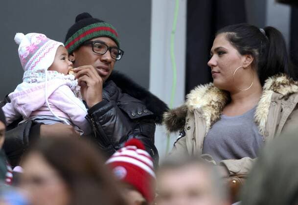 Jerome BOATENG (Bayern Nr.17, gesperrt) mit Familie, füttert liebevoll Tochter, Baby und Freundin Sherin SENLER auf der Ehrentribüne FC BAYERN MÜNCHEN Fussball 1. Bundesliga , München, am 29.10.2011 11.Spieltag, 11.Spieltag11, Saison 2011 2012, Saison1112 , Liga01, 1.Liga, 1.Bundesliga, FCB, München o0 privat Kind Frau Spielerfrau