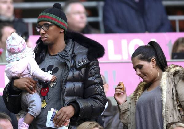 Jerome BOATENG (Bayern Nr.17, gesperrt) mit Familie, Tochter, Baby und Freundin Sherin SENLER auf der Ehrentribüne FC BAYERN MÜNCHEN Fussball 1. Bundesliga , München, am 29.10.2011 11.Spieltag, 11.Spieltag11, Saison 2011 2012, Saison1112 , Liga01, 1.Liga, 1.Bundesliga, FCB, München o0 privat Kind Frau Spielerfrau