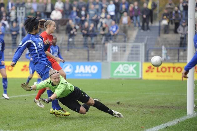 Yuki Nagasato (li., Pot) erzielt das Tor zum 1:0, Torfrau Jessica König (vorne, Sindelfingen), 1.FFC Turbine Potsdam - VfL Sindelfingen, Fußball, Frauen, DFB-Pokal, Saison 2011 2012, Potsdam, 30.10.2011,