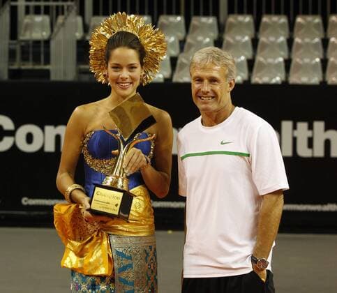 Commonwealth Bank Tournament of Champions 2011, WTA Tennis Damen Tour, Damen Hallen Tennis Turnier in Bali, Finale, Endspiel, Siegerehrung, Trainer, Coach Nigel Sears (GBR) und Siegerin Ana Ivanovic (SRB) im traditionellen balinesischen Kostüm, Kleid, Garderobe, Querformat, Halbkörper, o0 typisch landestypisch Tracht Objekte Pokal Trophäe