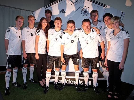 Fussball, Präsentation des neuen adidas-Trikots der deutschen Nationalmannschaft in Hamburg. vorn v.li. Andre Schürrle, Holger Badstuber, Model, Toni Kroos, Model, Thomas Müller, Lukas Podolski, Per Mertesacker, Mats Hummels, Model - dahinter Bundestrainer Joachim Löw o0 Vorschau EM Euro 2012