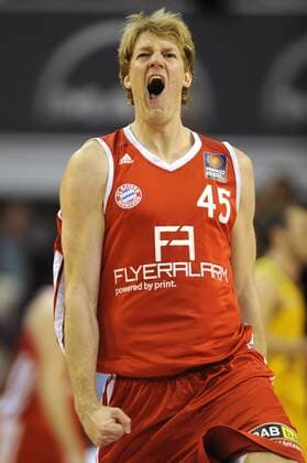 JAN HENDRIK JAGLA (FCB),Aktion,Einzelbild,angeschnittenes Einzelmotiv,Halbfigur,halbe Figur,Jubel,Freude,Begeisterung, Basketball 1. Bundesliga, 10.Spieltag,Basketball 1. Bundesliga FC Bayern München-Alba Berlin am 26.11.2011.