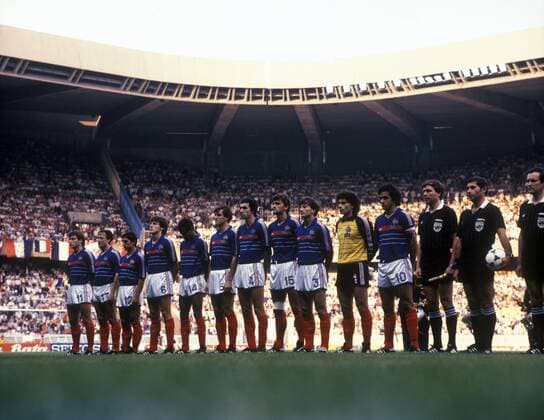 Fußball, EM Finale 1984 in Paris, Frankreich - Spanien EM Finale 1984 in Paris - Mannschaftsvorstellung Frankreich, v.li.: Bruno Bellone, Bernard Lacombe, Alain Giresse, Luis Fernandez, Jean Tigana, Patrick Battiston, Maxime Bossis, Yvon Le Roux, Jean Francois Domergue, Torwart Joel Bats, Michel Platini sowie Schiedsrichter Vojtech Christov (CSSR, 2.v.re.)