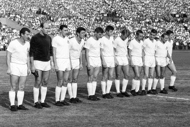 Mannschaftsvorstellung 1. FC Köln, v.li.: Hans Schäfer, Torwart Fritz Ewert, Hans Sturm, Leo Wilden, Wolfgang Weber, Matthias Hemmersbach, Karl Heinz Thielen, Fritz Pott, Hannes Löhr, Heinz Hornig und Anton Regh