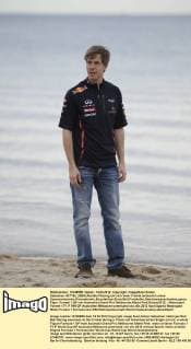 Sebastian VETTEL (GER),Red Bull Racing,übt sich beim Cricket,anlässlich eines Sponorentermins,Pressetermin,Einzelaktion,Einzelbild,Freisteller,Ganzkoerperaufnahme,ganze Figur. Formel 1,GP von Australien,Grand Prix Melbourne,Albert Park,Saison2012,