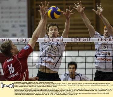 Christian DÜNNES, DUENNES (Generali Haching), Angriff gegen den Block von Paul CARROLL (Berlin Recycling Volleys, 12) und Felix FISCHER (Berlin) Volleyball, Männer, playoff, Finale, Generali Haching vs Berlin Recycling Volleys, 07.04.2012, GER, Deutschland,