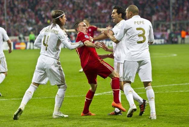 Sergio RAMOS, Real 4,PEPE , Real 3,Streit, Konflikt, Auseinandersetzung, Rudelbildung, Gruppe, Aggression, FC BAYERN MÜNCHEN - REAL MADRID 2-1 Fussball UEFA Champions League, Halbfinale Hinspiel, München, 17.04.2012 CL Saison 2011 2012, FCB, RM