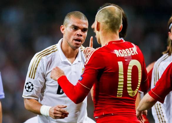 PEPE , Real 3 warnt Arjen ROBBEN, 10 FCB Emotionen, Gefühle, Reaktion, Wut, wütend, schrei, Wutausbruch, Aktion REAL MADRID - FC BAYERN MÜNCHEN 3-4 n.E. Fussball UEFA Champions League, Halbfinale Rückspiel, Madrid, 25.04.2012 CL Saison 2011 2012, FCB, RM, München