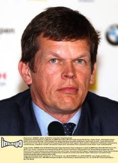mybigpoints Pressekonferenz im Rahmen der BMW Open 2012, 250 ATP Tennis Herren World Tour, Tennis Turnier, International Series, Iphitos Tennis Club, München, DTB Präsident Karl Georg Altenburg, Einzelbild, Halbkörper, Hochformat, Portrait,