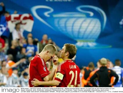 Bastian Schweinsteiger (Bayern 31) fasst sich an den Kopf und kann es nicht fassen, Einzelbild, sicht, Emotionen, enttäuscht, Enttäuschung, Frust, frustriert, Trauer ,traurig, verzweifelt, Verzweiflung, weint einsam auf dem Rasen nach seinem verschossenen Elfmeter , Philipp Lahm (Bayern 21) tröstet ihn FC BAYERN MÜNCHEN - CHELSEA FC ( 4 - 5 n.E. ) Fussball Herren UEFA Champions League Finale, Allianz Arena München, 19.05.2012 CL Saison 2011 2012