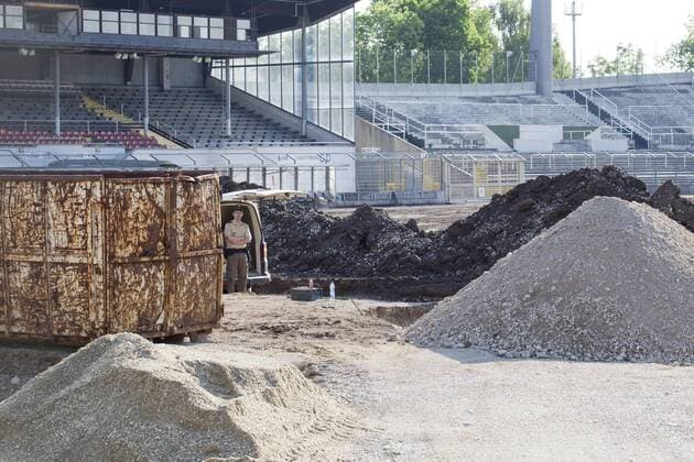 Bombenfund im Stadion an der Grünwalderstraße in München. Am Donnerstag, den 24.05.2012 wurde eine Fliegerbombe bei Bauarbeiten im 60er Stadion in München gefunden. Die Polizei sperrt großräumig ab und Evakuiert die umliegenden Häuser. Fliegerbombe, Blindgänger, Gefahr, Polizei, 1860, Fußballstadion, Stadion, Sanierungsarbeiten, Bombe, Fliegerbombe, Baustelle, gefunden, Fund, München.