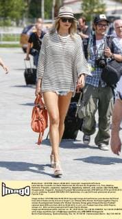 Lena Gercke, Freundin von Sami Khedira bei der Anreise am Flughafen Lviv, Frau, Ehefrau, Partnerin, Freundin, zusammen, Spielerfrau, Begleitung, weiblich, wife, woman, DEUTSCHLAND, Gruppenspiel, Gruppe B , Deutsche Fussball Nationalmannschaft, DFB EM Euro 2012 am 09.06.2012 in Lviv, Lemberg